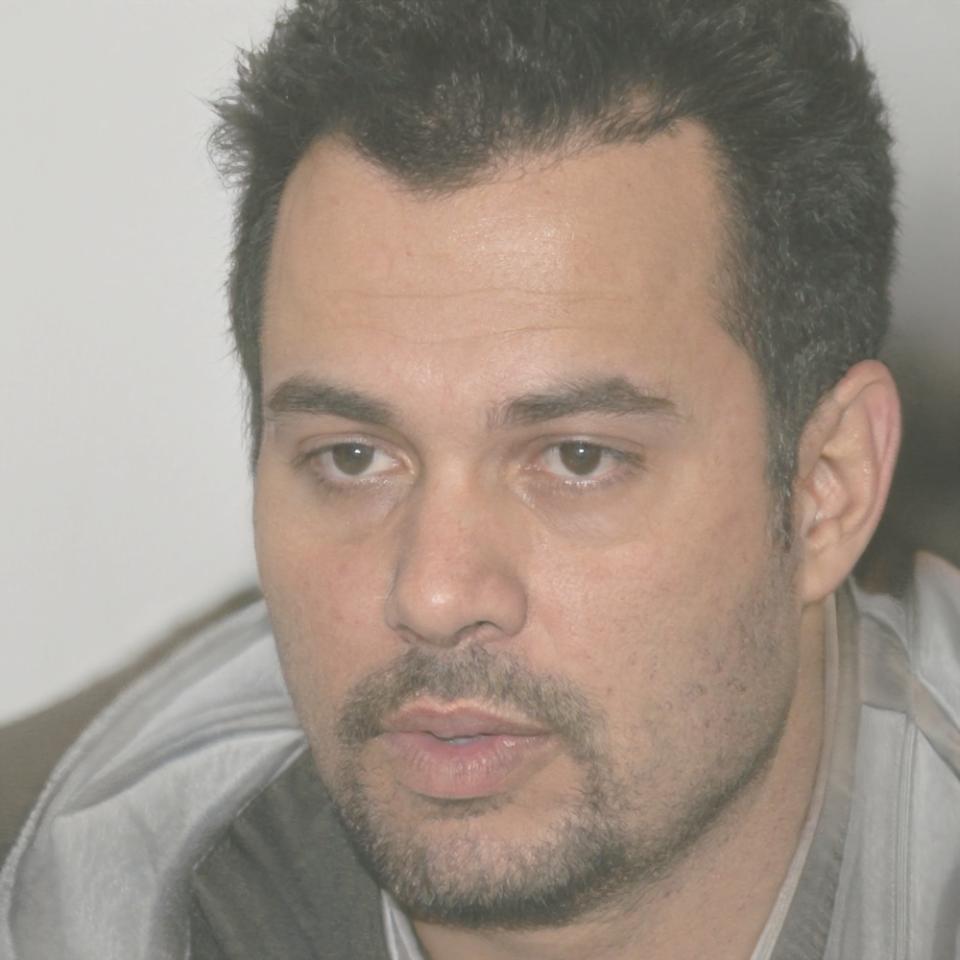 Instructor experto explicando conceptos financieros