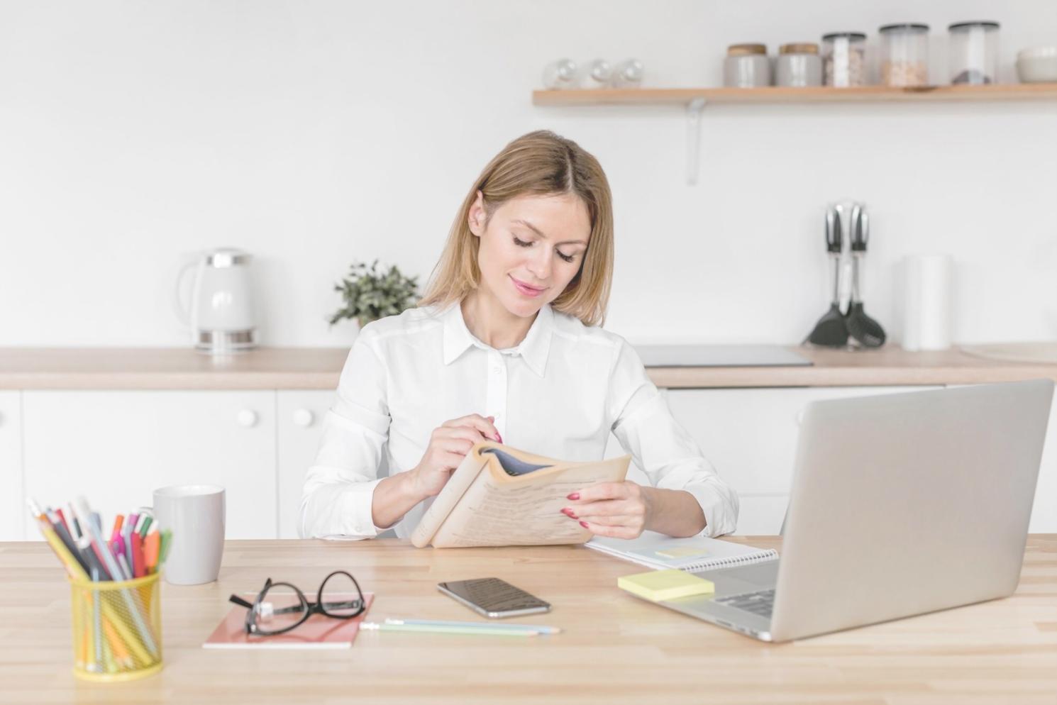 Equipo de melvarionqex trabajando en conceptos financieros