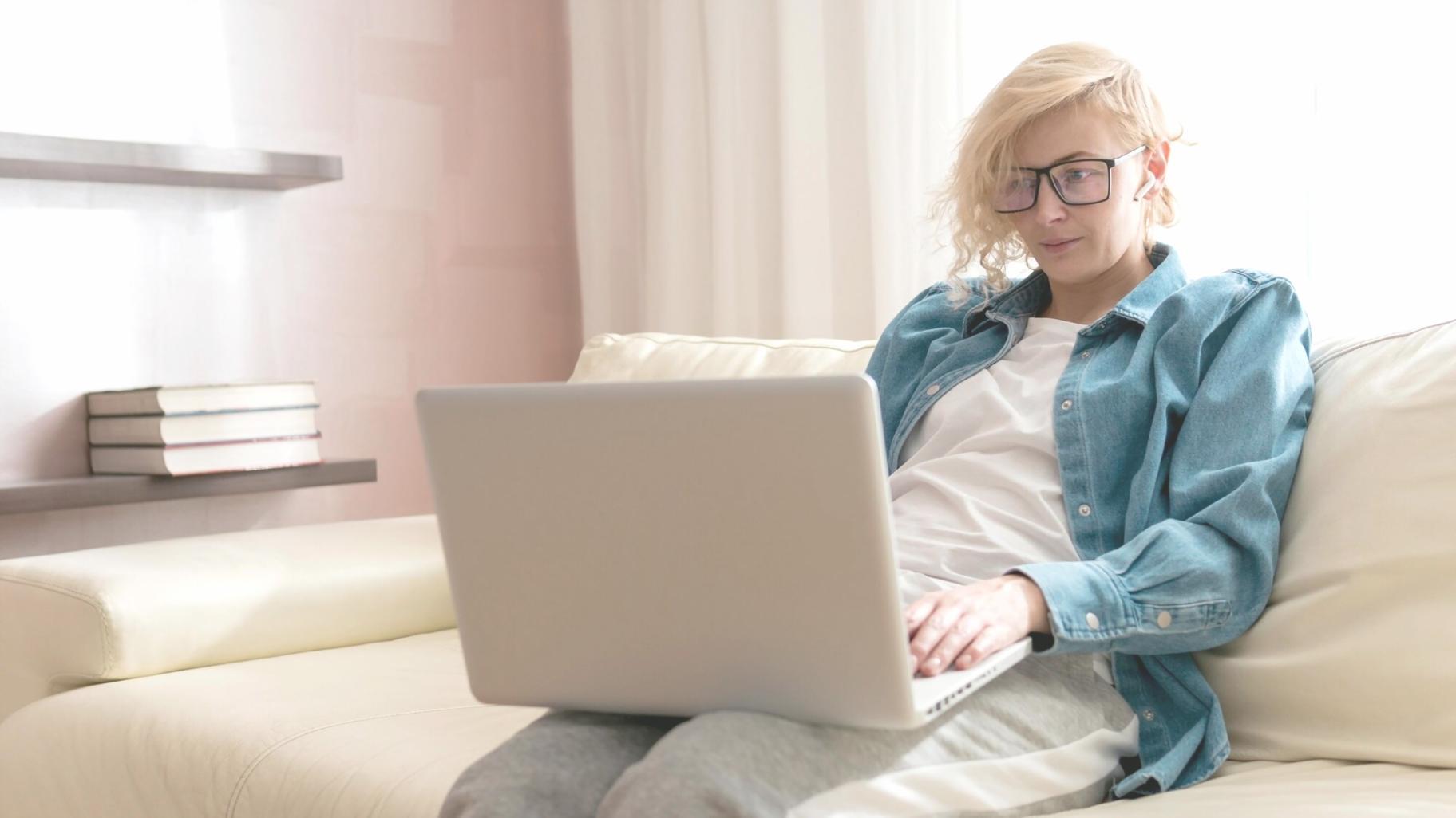 Aula moderna con estudiantes participando en formación financiera