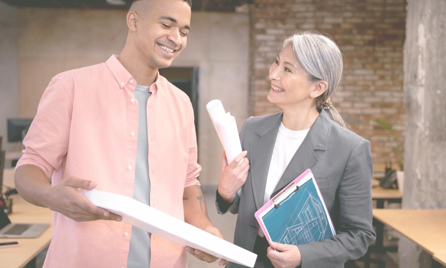 Estudiantes analizando documentos financieros en sesión práctica