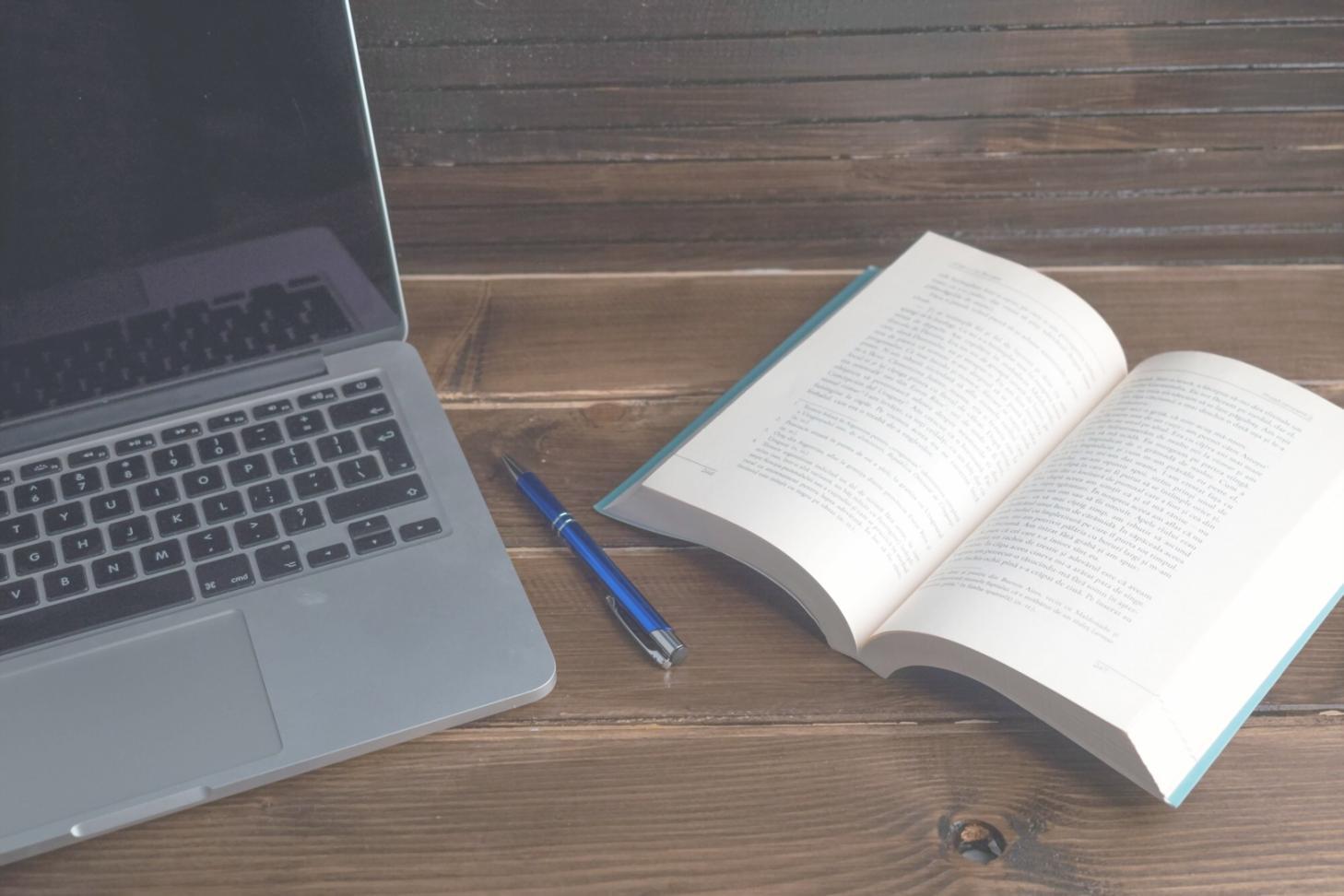 Profesionales analizando datos financieros y documentos contables