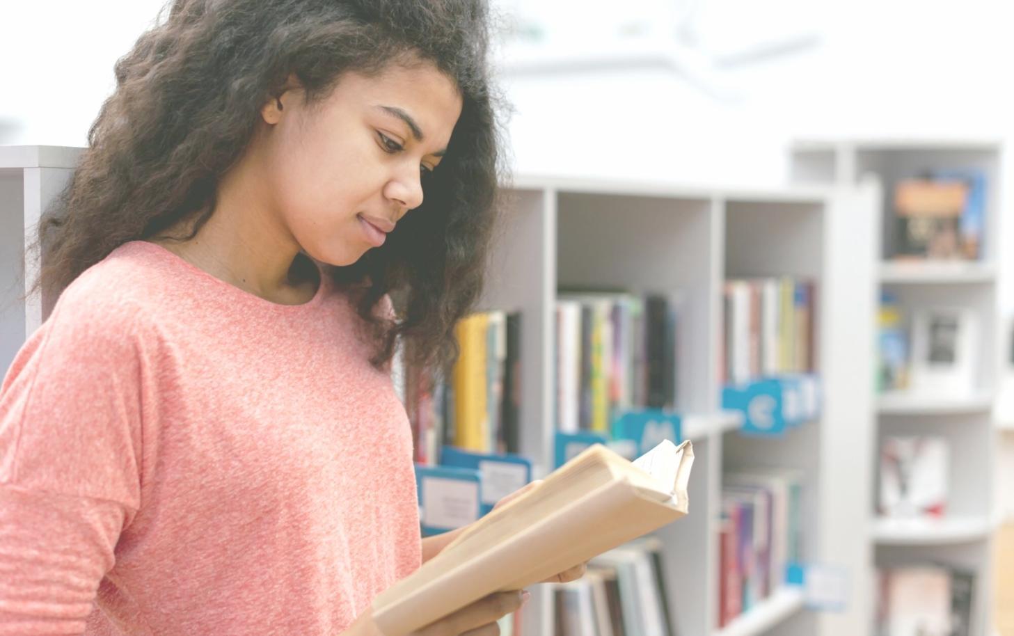 Estudiantes aplicando conocimientos financieros