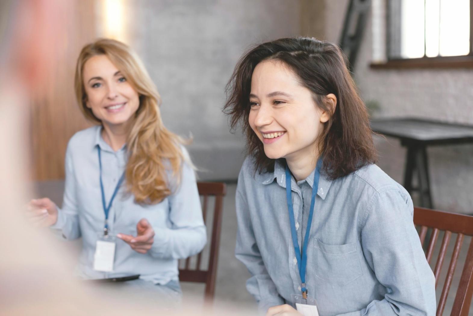 Profesionales analizando documentos financieros y gráficos en una mesa de trabajo